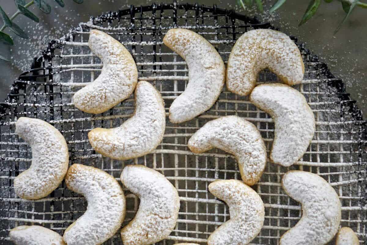 vanillekipferl german vanilla bean cookies dirndl kitchen