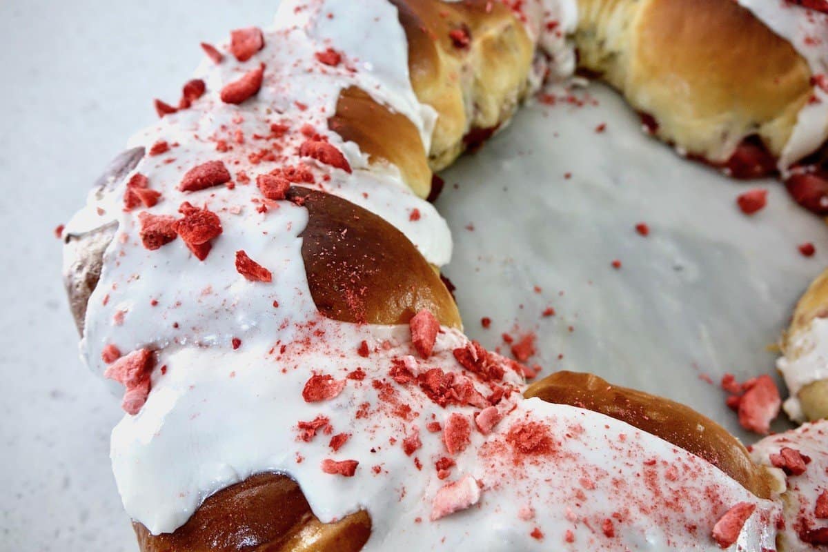 Finished Erdbeerkranz with lemon glaze and freeze-dried strawberries