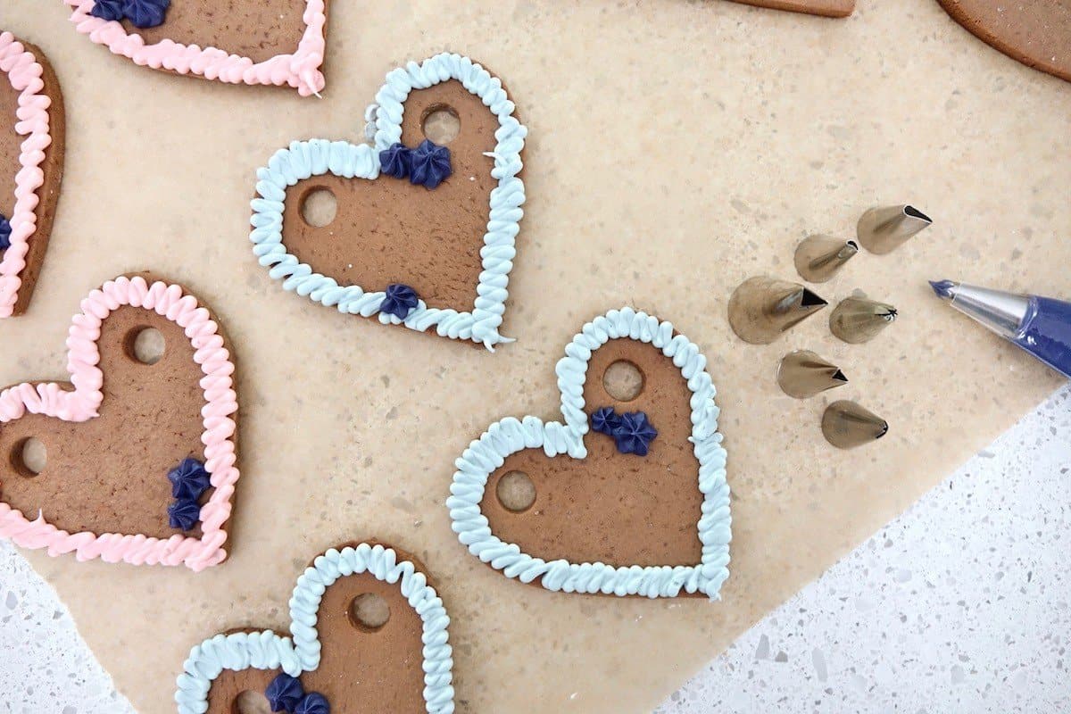Decorated gingerbread heart saying 'Küss mich endlich' meaning 'kiss me already'