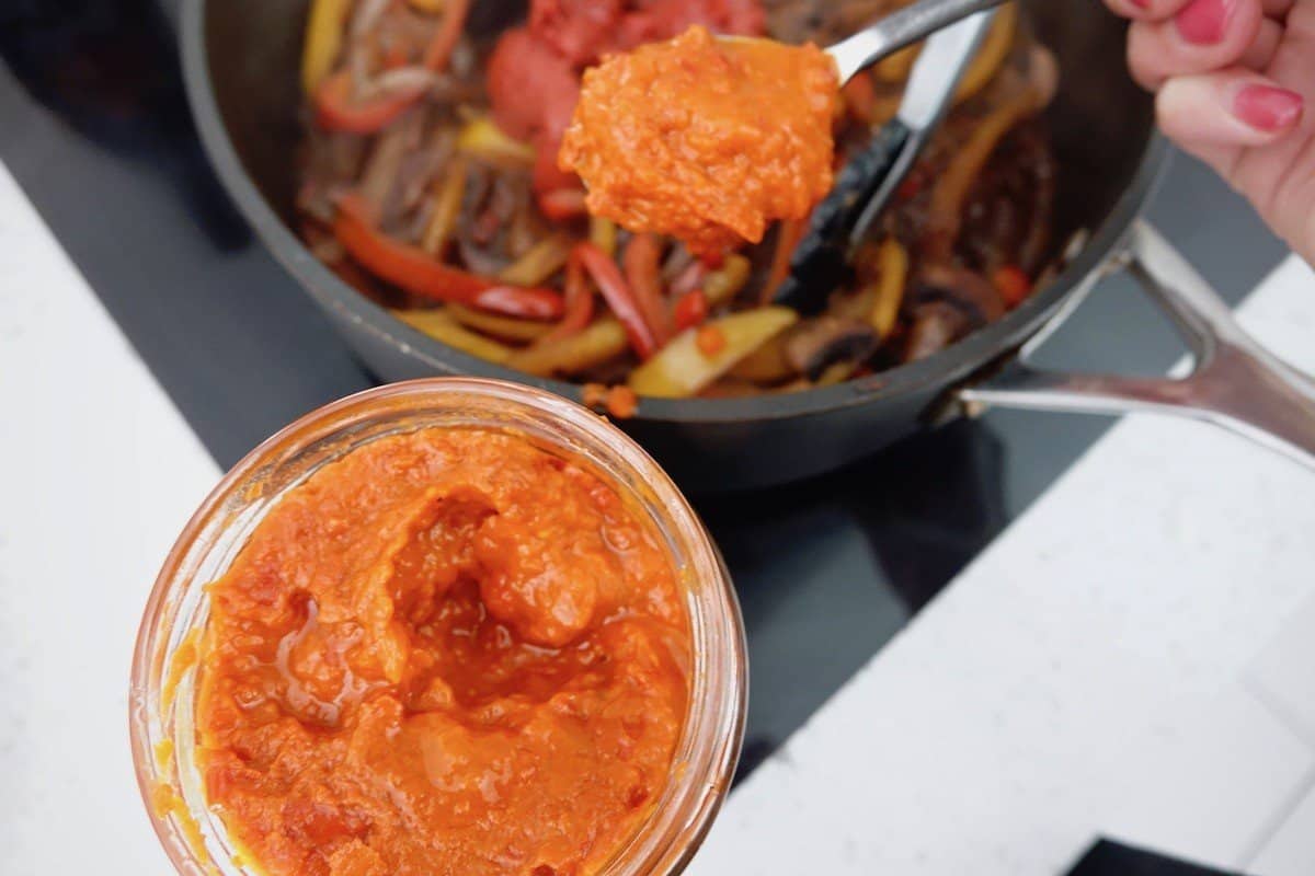 Adding Ajvar to the sauce