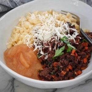 ghackets mit hornli und apfelmus recipe swiss noodles with ground beef and applesauce5