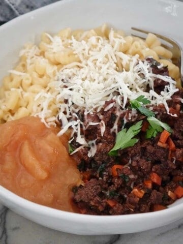 ghackets mit hornli und apfelmus recipe swiss noodles with ground beef and applesauce5