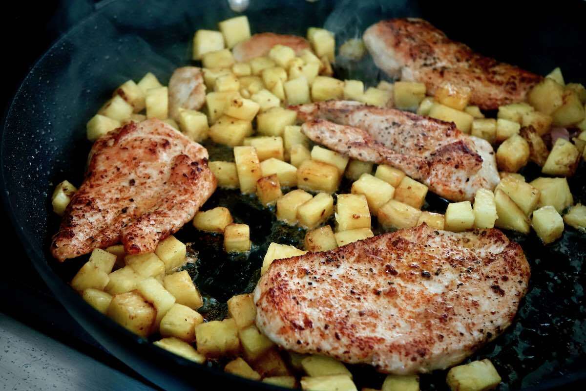 cooking schnitzel Hawaii in the pan