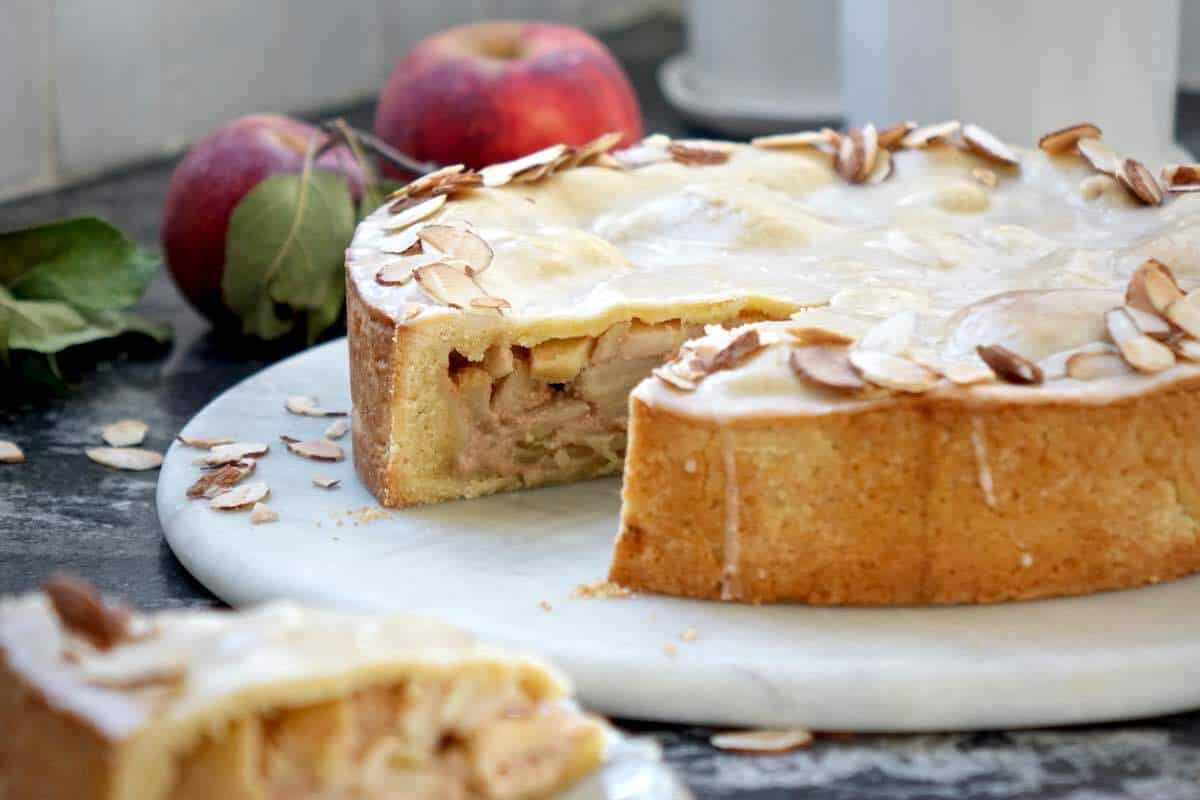 gedeckter apfelkuchen german apple pie dirndl kitchen