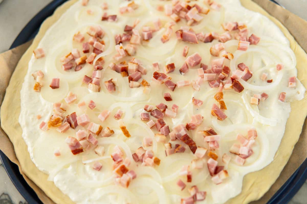 Elsässer Flammkuchen before baking