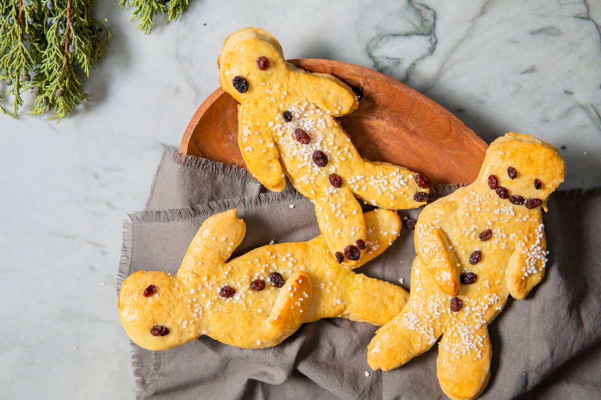 Weckmann dough men on a wooden platter