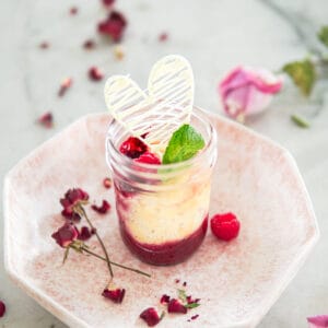 German raspberry cheesecake baked in a jar