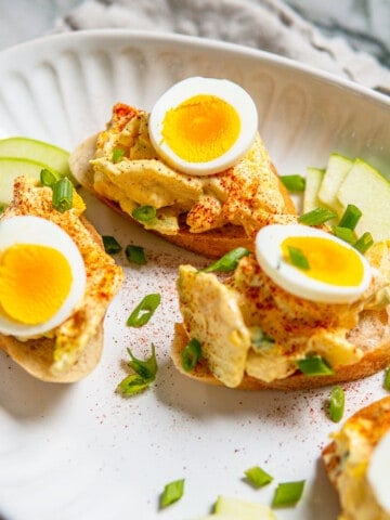 egg salad on baguette slices