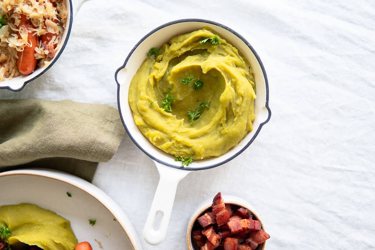 Pea puree in a skillet.