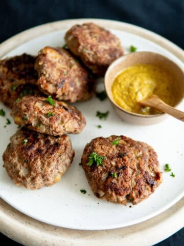 a platter with frikadellen