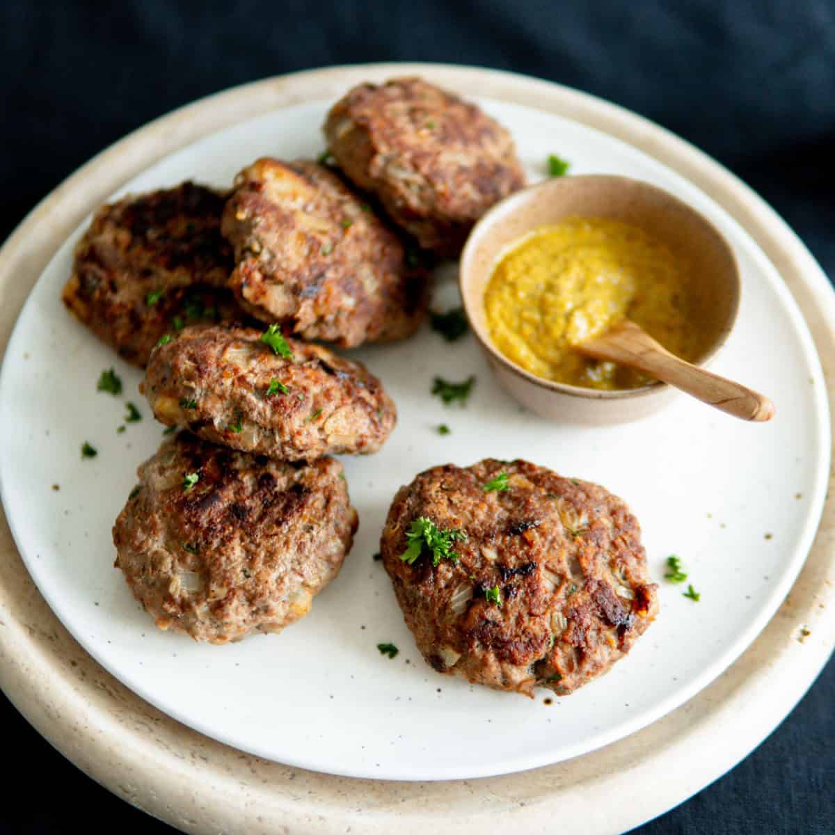 a platter with frikadellen