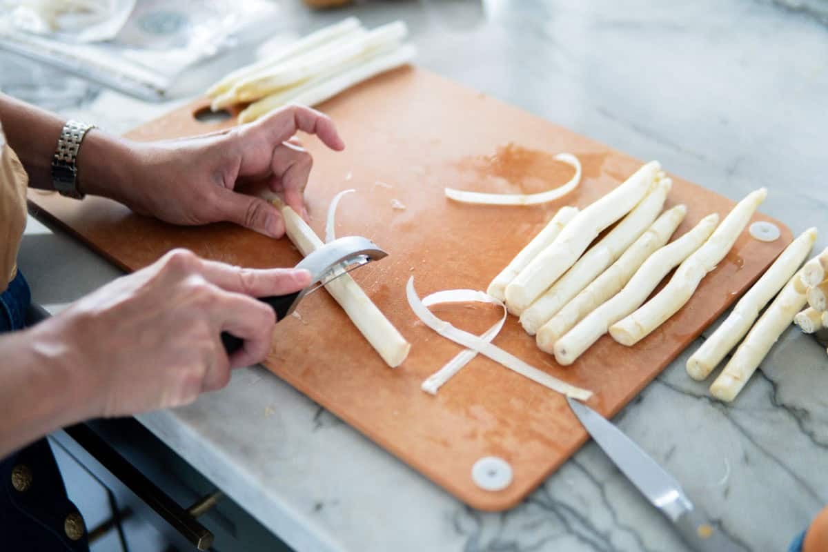 Peeling white asparagus the right way!